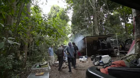 SETTING UP CAMPSITE INSIDE JUNGLE-(HD) Stockbeeldmateriaal 145355921