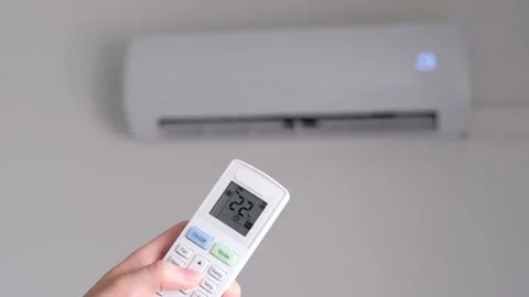 Setting comfortable air temperature on the air conditioner using the remote 스톡 동영상 197542670