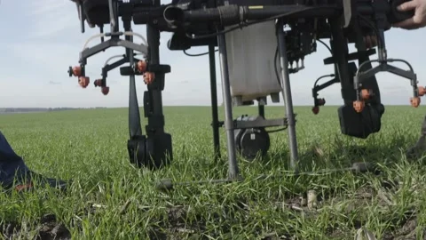 Setting up the drone before the flight over the processing of the field. Vidéo 188821616