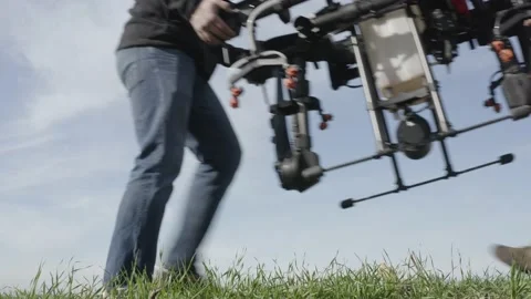 Setting up the drone before the flight over the processing of the field. Vidéo 188824490