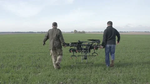Setting up the drone before the flight over the processing of the field. 스톡 동영상 188824788