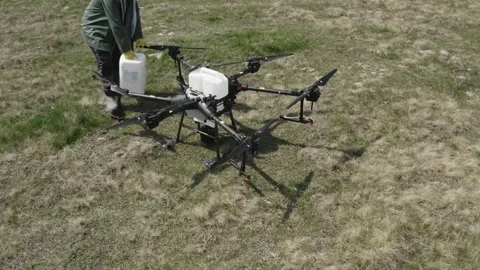 Setting up the drone before the flight over the processing of the field. Vidéo 188830021