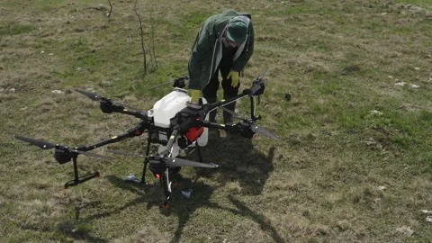 Setting up the drone before the flight over the processing of the field. 스톡 동영상 188830869