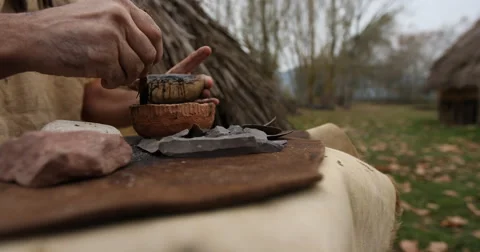Setting a flint knife 스톡 동영상 61265514