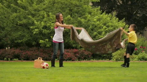 Setting up for a picnic 動画素材 768180