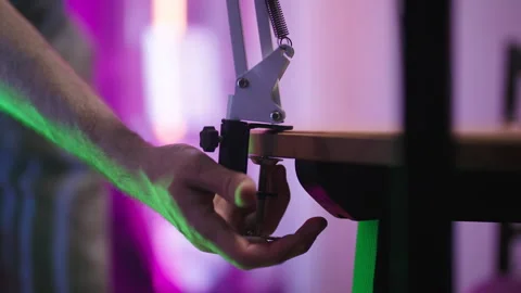 Setting up podcast set with microphone arm on table 4K	 Vidéo 336916652