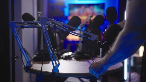 Setting up podcast set with microphone on table arm 4K Vidéo 280553026