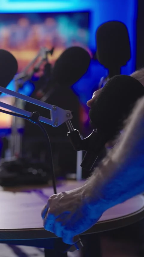 Setting up podcast set with microphone on table arm Vidéo 324135550