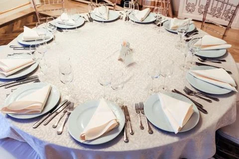 Setting a round wedding table. napkins and cutlery 스톡 사진