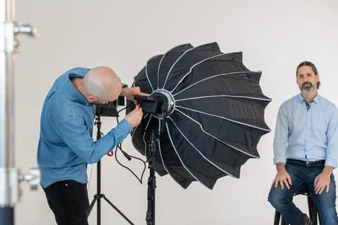 Setting Up Soft Box Lighting on Video Production Set Behind the Scenes Foto stock