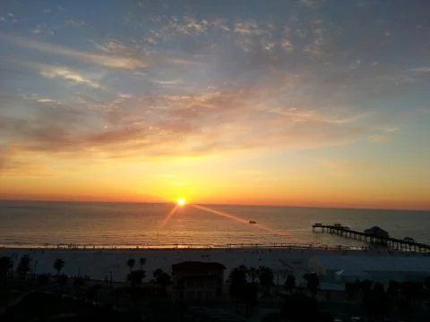 Setting sun on the beach 库存照片