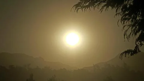 Setting sun in a cloud of volcanic ash from Puyehue volcano, Chile 스톡 사진