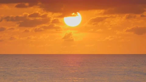 The setting sun in the daytime is the time when the sky is cloudy. Stock-Footage 136401509