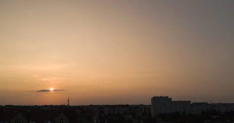 Setting sun emerging from behind a cloud and sunlights Stock Footage 252944888