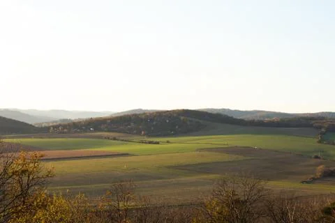 Setting sun on the left side and view of the countryside and surrounding natu 库存照片