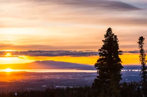 The setting sun over Alaskas Mount Susitna, locally known as The Sleeping Lady Foto stock