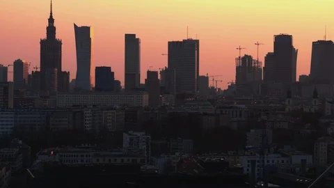 The setting sun reflected in the glass of skyscrapers. Video stock 113757904