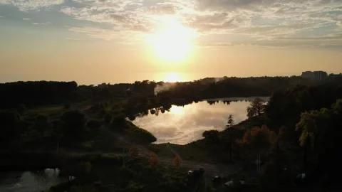 The setting sun is reflected in the lake, the yellow sunset shines black smoke 库存影片 256599710