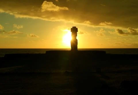 The setting sun shining through Moai's silhouette , Easter Island 스톡 사진
