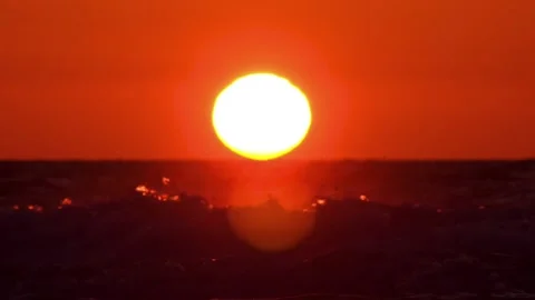 The setting sun on the wave of sea waves Video stock 150079516