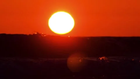 The setting sun on the wave of sea waves Video stock 150079642