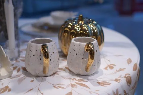 Setting the table for an autumn dinner or a Halloween party with a golden Foto stock