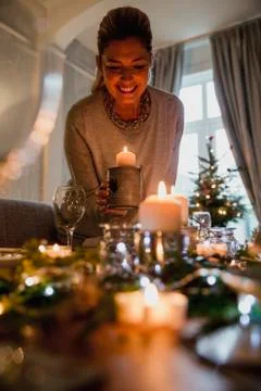 Setting The Table For Christmas Dinner 스톡 사진