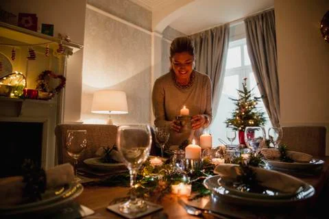 Setting The Table For Christmas Dinner Stockfoto's