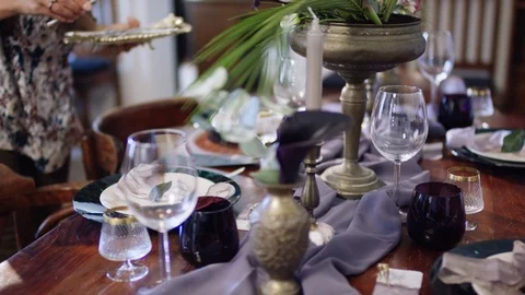 Setting the table in a restaurant Stockbeeldmateriaal 118892850