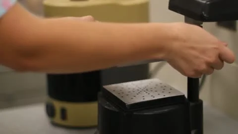 Setting up vaccum mold 動画素材 10709927