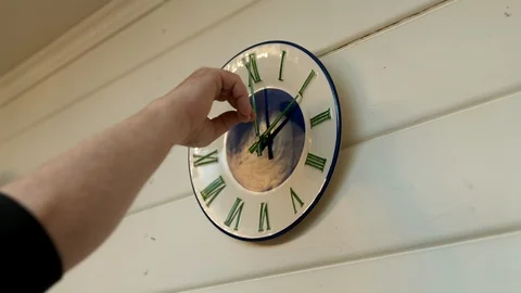 Setting wall clock to Daylight Saving Time (and back) Video stock 125534343