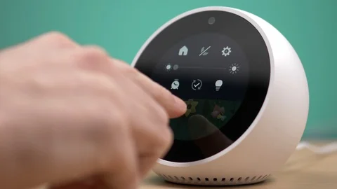 Settings Menu of a Personal Assistant Amazon Echo Spot 库存影片 102049671