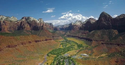 Settlement with the highway at the bottom of the canyon Vídeo Stock 118642271