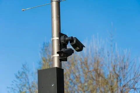 This setup features several CCTV cameras affixed to a pole, monitoring the .. 库存照片