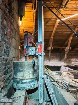Setup for large diameter diamond core drilling in reinforced concrete slab. Stockfoto's