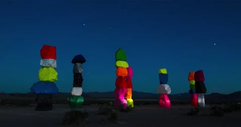 Seven Magic Mountains by lamplight under a night sky filled with stars. Vídeo Stock 235245457