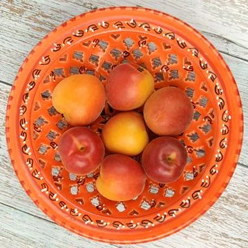Several apricots, close-up, in a dish Foto stock