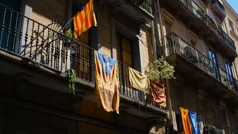 Several catalan independence flags hanging on the façade of several buildings Vídeo Stock 100883859