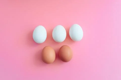 Several chicken easter eggs on a pink background Stock-Fotos