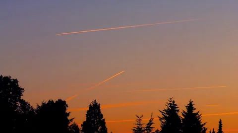 Several contrails in the evening sky 動画素材 39438272