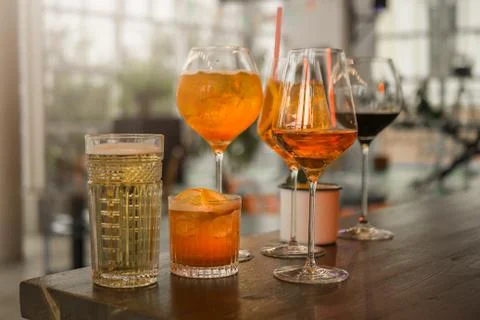 Several different smoothies in glasses of different shapes on the bar counter Foto stock