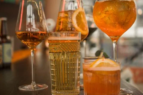 Several different smoothies in glasses of different shapes on the bar counter Foto stock