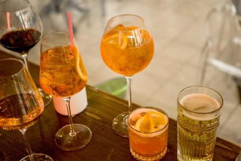 Several different smoothies in glasses of different shapes on the bar counter Stock-Fotos