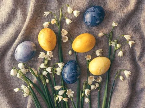 Several Easter eggs and snowdrops form a festive set Foto stock