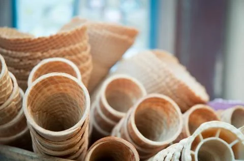 Several empty fresh wafer ice cream cone cornet cups . Foto stock