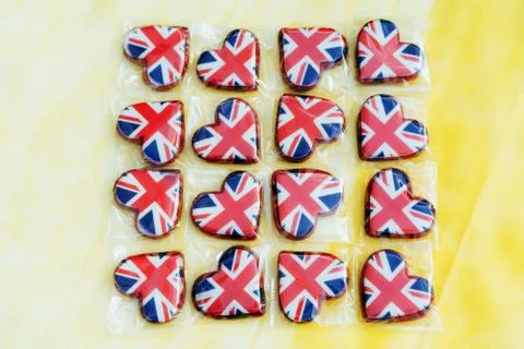 Several heart shaped gingerbread with the image of the flag of Great Britain Foto stock