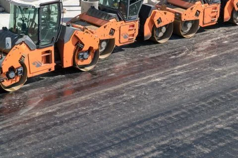 Several heavy vibration rollers at asphalt pavement works. Road repairing Foto stock