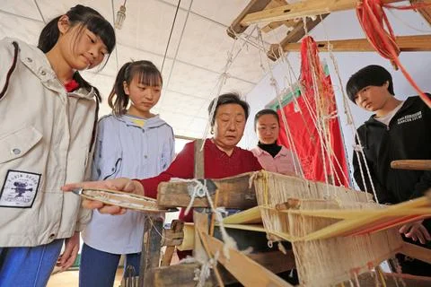 Several junior high school students are visiting the weaving process of the.. Foto stock