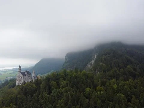 Several layers of mountains, viewed from high mountains are with light fog. Foto stock