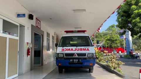 Several medics or nurses were dropping patients from the ambulance Stockbeeldmateriaal 347543495